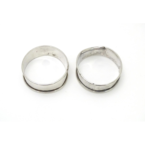 539 - A pair of silver napkin rings hallmarked 1931 maker Gomms. (2)