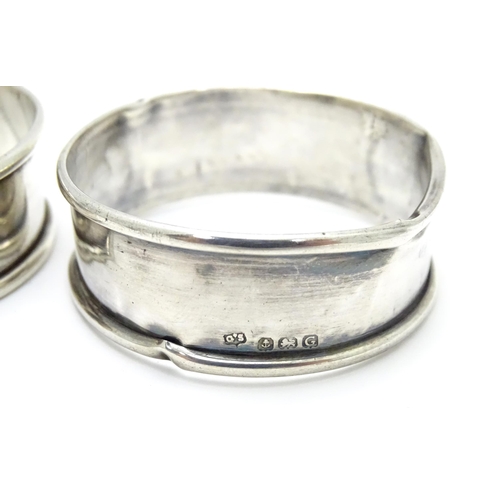 539 - A pair of silver napkin rings hallmarked 1931 maker Gomms. (2)