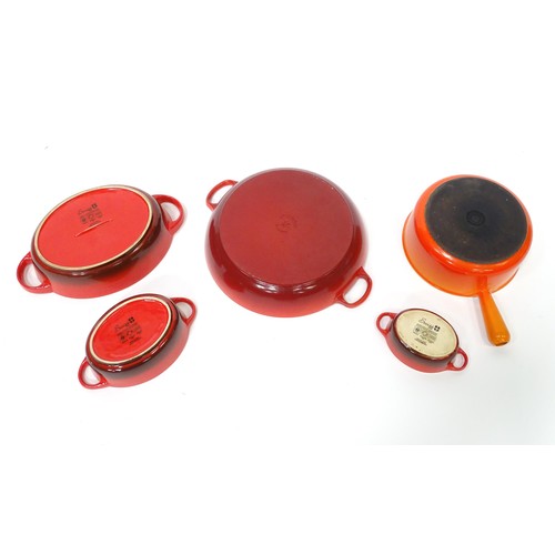 198 - Assorted cookware / oven dishes, etc. to include an example by Le Creuset. Largest approx 12