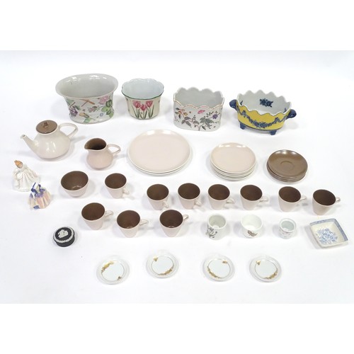 467 - A quantity of assorted ceramics to include Poole pottery tea wares, Rosenthal studio-linie by Bjorn ... 