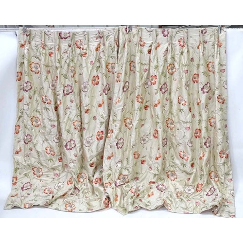 1089 - A pair of curtains decorated with poppy motifs, each approximately 82