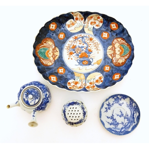 72 - Four assorted Oriental items comprising a Japanese dish of oval form decorated in the Imari palette ... 
