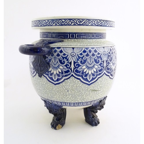 233 - A large Victorian Minton blue and white jardiniere / planter with twin handles standing on four feet... 