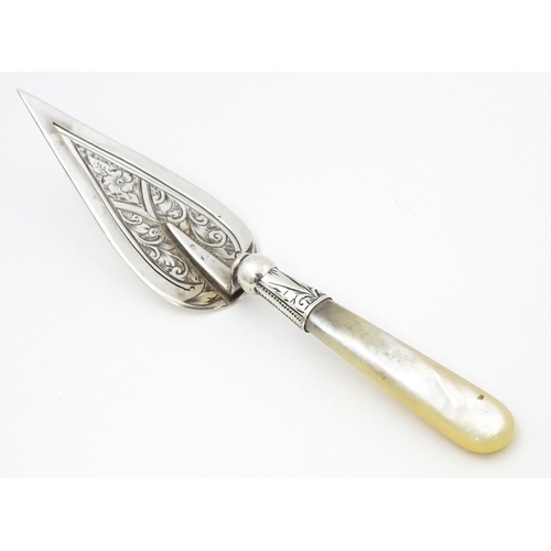 351 - An early 20thC silver bookmark / paper clip formed as a trowel with engraved decoration and mother o... 