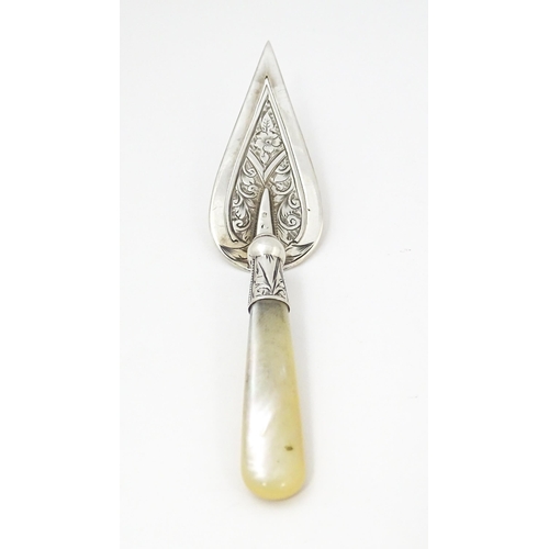 351 - An early 20thC silver bookmark / paper clip formed as a trowel with engraved decoration and mother o... 