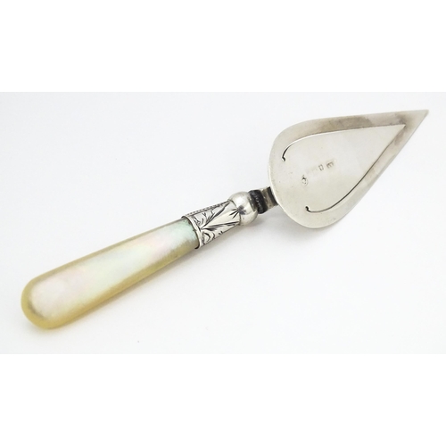 351 - An early 20thC silver bookmark / paper clip formed as a trowel with engraved decoration and mother o... 