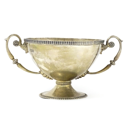 355 - A silver pedestal bowl with twin handles hallmarked London 1916, maker Goldsmiths & Silversmiths Co.... 