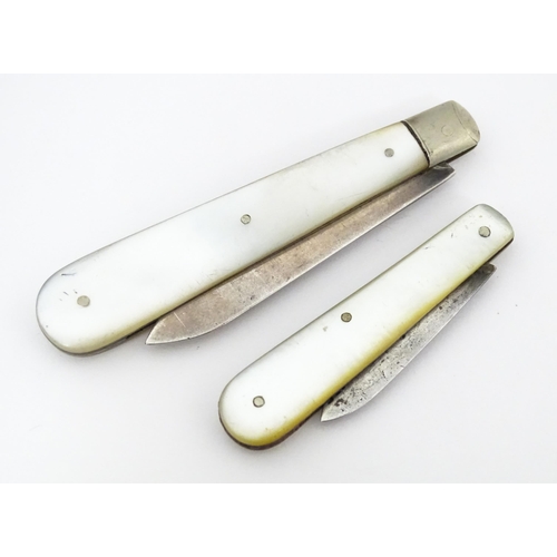 365 - Two folding fruit knives with mother of pearl handles, one hallmarked Sheffield 1918, the other Birm... 