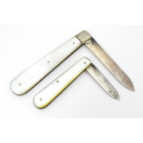 365 - Two folding fruit knives with mother of pearl handles, one hallmarked Sheffield 1918, the other Birm... 