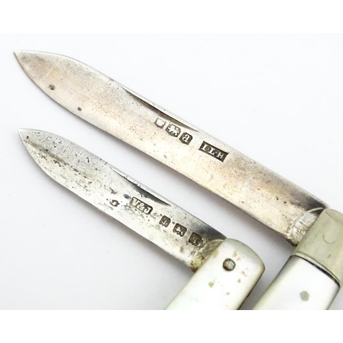 365 - Two folding fruit knives with mother of pearl handles, one hallmarked Sheffield 1918, the other Birm... 