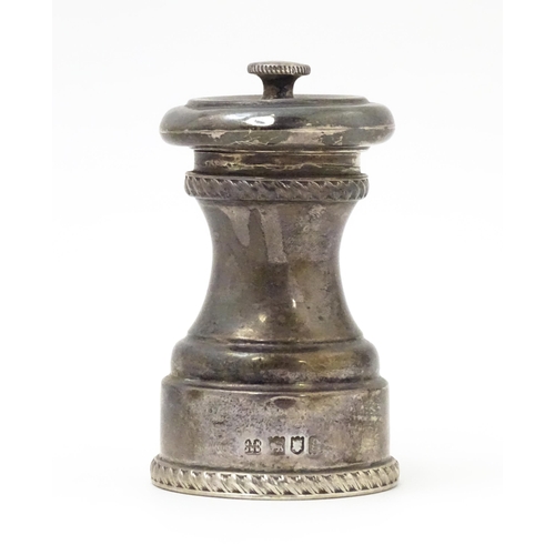 374 - A silver pepper mill / grinder hallmarked London 1902, maker Hukin & Heath. Approx. 3 1/4