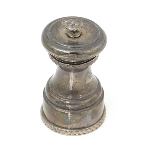 374 - A silver pepper mill / grinder hallmarked London 1902, maker Hukin & Heath. Approx. 3 1/4