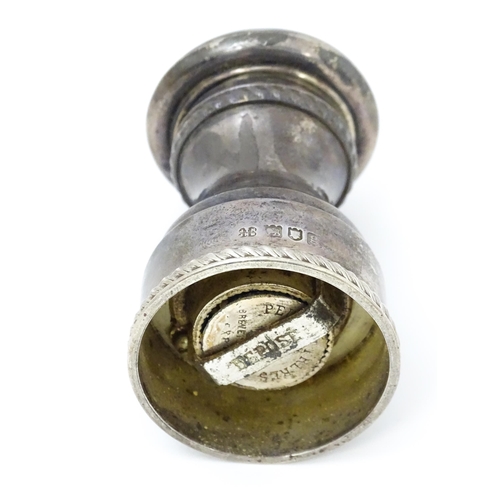 374 - A silver pepper mill / grinder hallmarked London 1902, maker Hukin & Heath. Approx. 3 1/4