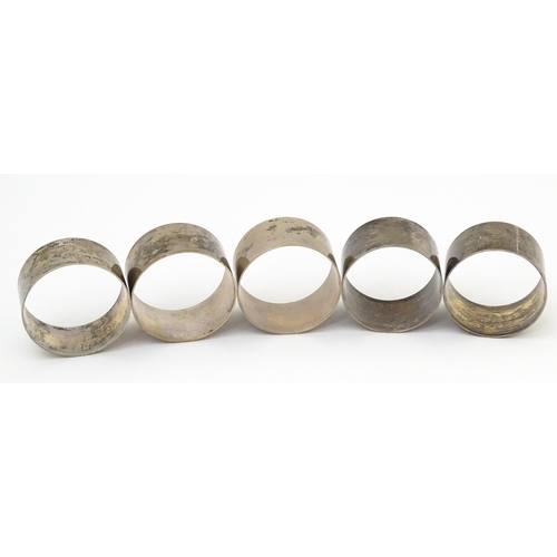 387 - Five assorted silver napkin rings hallmarked London 1943, 1960 & 1961, maker Robert Pringle & Sons. ... 