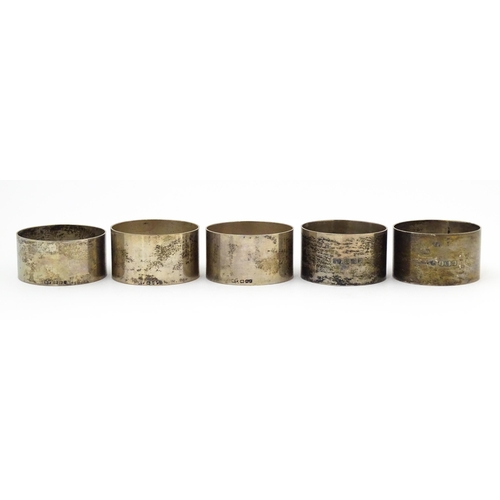 387 - Five assorted silver napkin rings hallmarked London 1943, 1960 & 1961, maker Robert Pringle & Sons. ... 