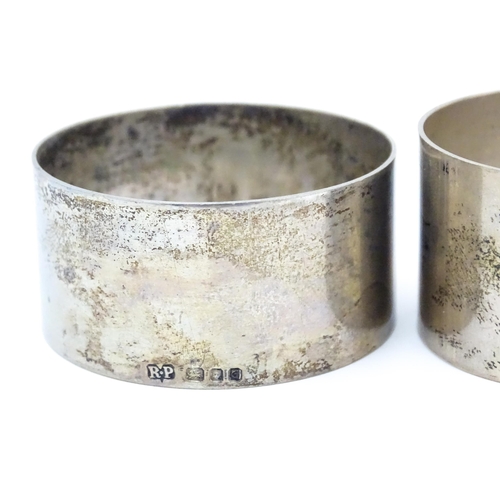 387 - Five assorted silver napkin rings hallmarked London 1943, 1960 & 1961, maker Robert Pringle & Sons. ... 