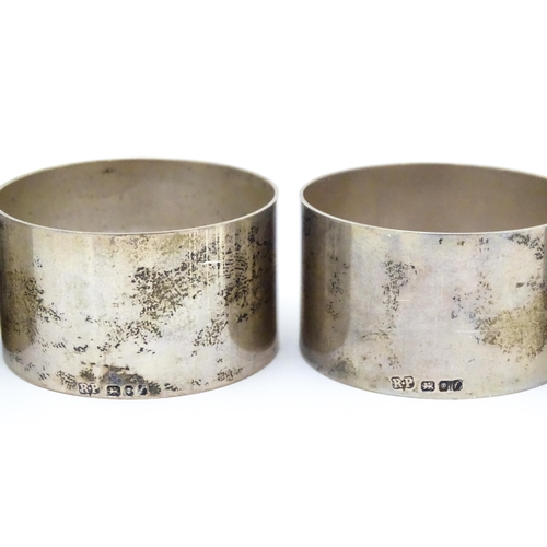 387 - Five assorted silver napkin rings hallmarked London 1943, 1960 & 1961, maker Robert Pringle & Sons. ... 