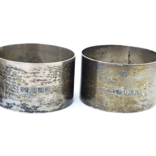 387 - Five assorted silver napkin rings hallmarked London 1943, 1960 & 1961, maker Robert Pringle & Sons. ... 