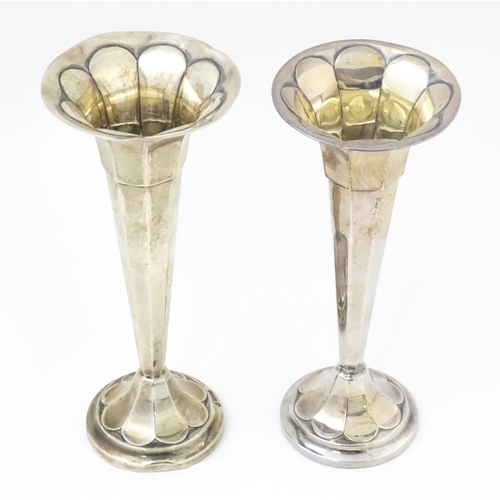 406 - Two silver bud vases, hallmarked Sheffield 1917 & 1924, maker James Deakin & Sons. Largest approx. 7... 