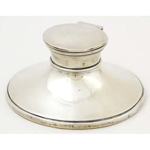 408 - A silver inkwell of capstan form hallmarked London 1922, maker Charles Boyton & Sons Ltd. Approx. 5