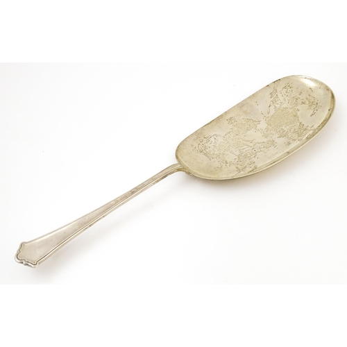 410 - A silver crumb scoop / server hallmarked Birmingham 1933, maker Elkington & Co. Ltd. Approx. 11 3/4