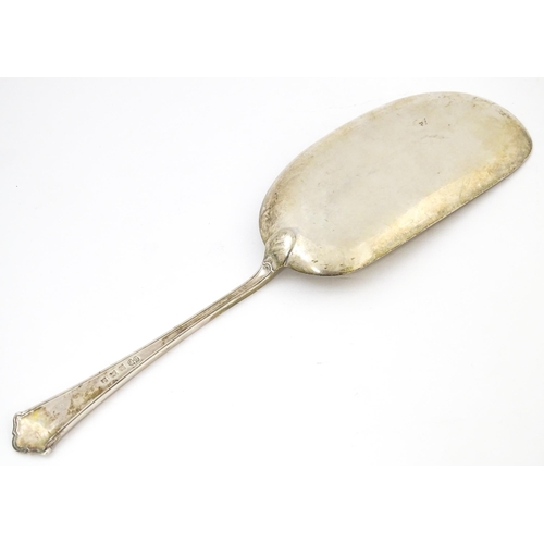 410 - A silver crumb scoop / server hallmarked Birmingham 1933, maker Elkington & Co. Ltd. Approx. 11 3/4