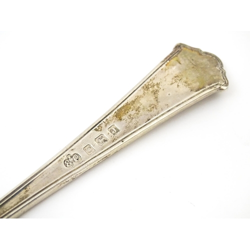 410 - A silver crumb scoop / server hallmarked Birmingham 1933, maker Elkington & Co. Ltd. Approx. 11 3/4