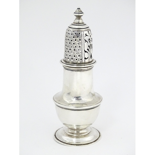 414 - A Victorian silver sugar caster / shaker, hallmarked London 1894, maker Henry Stratford. Approx. 5 3... 