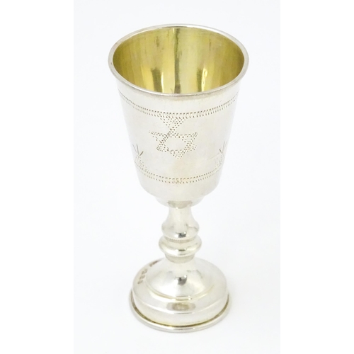 415 - Judaica Interest: A silver kiddish cup with engraved Star of David detail hallmarked London 1921, ma... 