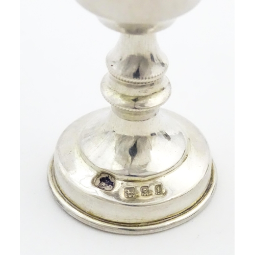 415 - Judaica Interest: A silver kiddish cup with engraved Star of David detail hallmarked London 1921, ma... 