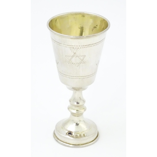 415 - Judaica Interest: A silver kiddish cup with engraved Star of David detail hallmarked London 1921, ma... 