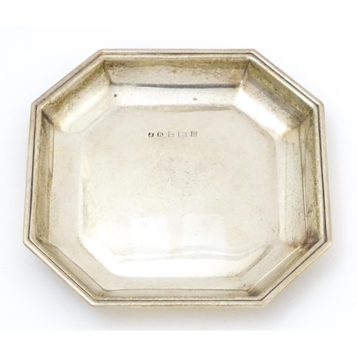 445 - A small silver dish / tray hallmarked Birmingham 1971, maker John Rose. Approx. 3 3/4