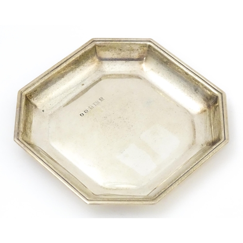 445 - A small silver dish / tray hallmarked Birmingham 1971, maker John Rose. Approx. 3 3/4