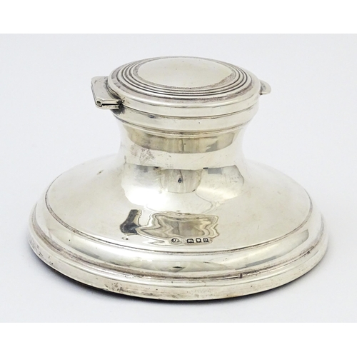 453 - A large silver inkwell of capstan form, hallmarked London 1919, maker JE. Approx. 5