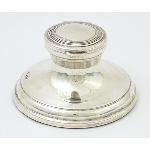 453 - A large silver inkwell of capstan form, hallmarked London 1919, maker JE. Approx. 5