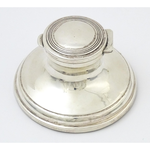 453 - A large silver inkwell of capstan form, hallmarked London 1919, maker JE. Approx. 5