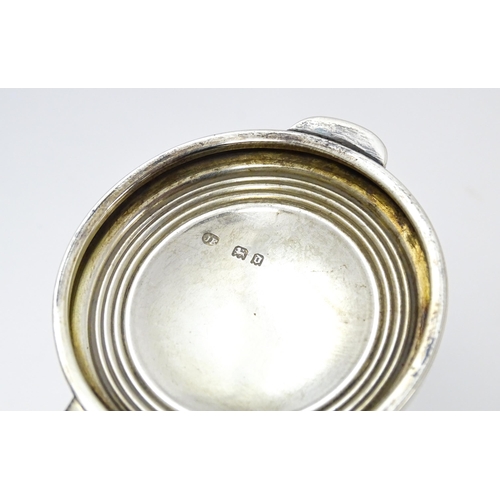 453 - A large silver inkwell of capstan form, hallmarked London 1919, maker JE. Approx. 5