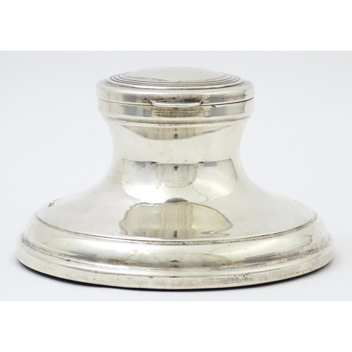 453 - A large silver inkwell of capstan form, hallmarked London 1919, maker JE. Approx. 5