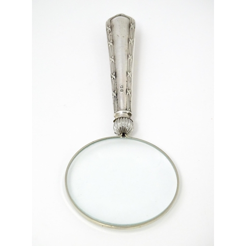 455 - A silver handled magnifying glass. Approx. 6 1/2