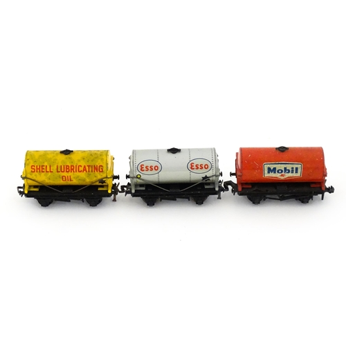 1437 - Toys: A quantity of die cast scale model 00 gauge railway items to include Trix Twin Railway and Hor... 