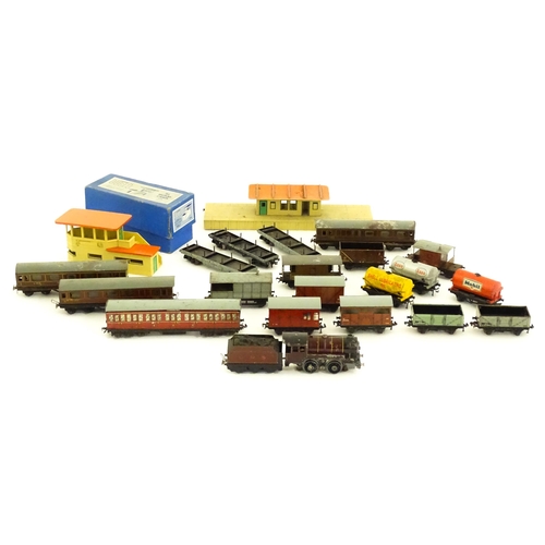 1437 - Toys: A quantity of die cast scale model 00 gauge railway items to include Trix Twin Railway and Hor... 