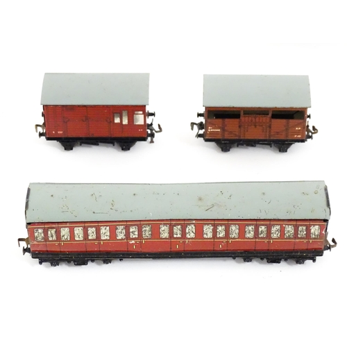 1437 - Toys: A quantity of die cast scale model 00 gauge railway items to include Trix Twin Railway and Hor... 