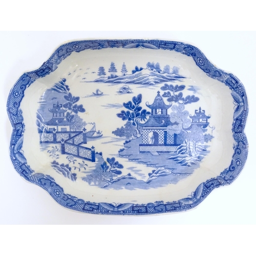 109 - A Davenport blue and white dish of shaped form in the Chinoiserie Bridgeless pattern. Impressed mark... 