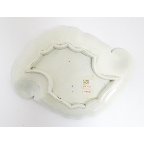 111 - A Rogers blue and white dish of shaped form in the Monopteros pattern. Impressed marks under. Approx... 