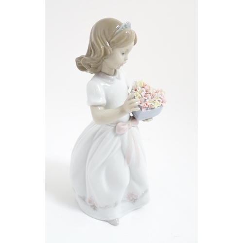 123 - A Lladro figure For a Special Someone, no. 6915. With box. Approx. 7