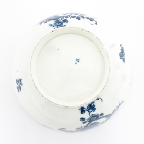 78 - A Caughley blue and white bowl decorated decorated in the Slice Apple and Damson pattern. Marked wit... 