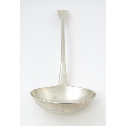 566 - A William IV Irish silver Fiddle & Shell pattern ladle hallmarked Dublin 1834, maker Philip Weekes. ... 