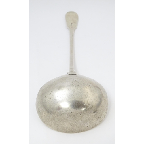 566 - A William IV Irish silver Fiddle & Shell pattern ladle hallmarked Dublin 1834, maker Philip Weekes. ... 