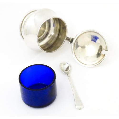 568 - A silver mustard pot with blue glass liner hallmarked Birmingham 1944. With associated silver spoon.... 