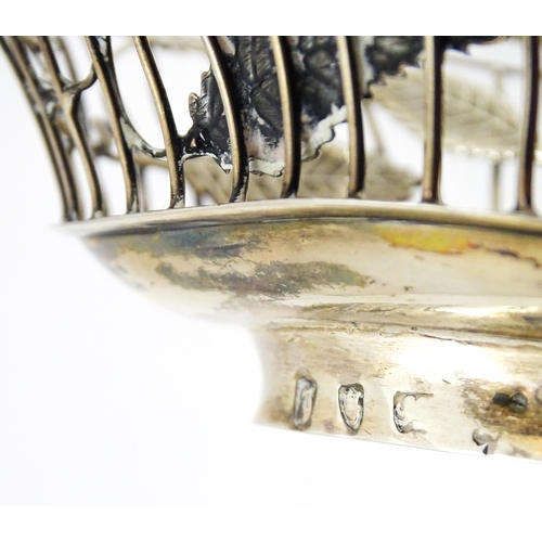 569 - A Geo III silver bon bon dish / sweetmeat basket with leaf detail, hallmarked London c. 1764. Approx... 